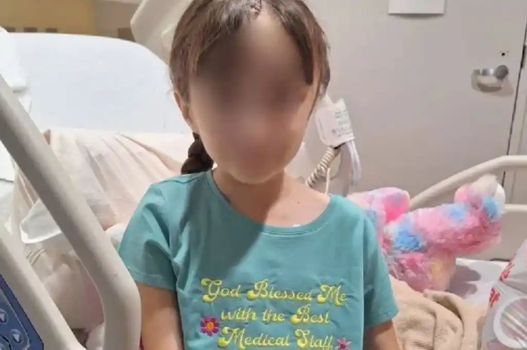 La niña recibe tratamiento para un cáncer cerebral.