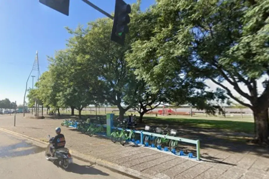 Investigan la muerte de un hombre en situación de calle en el Parque España