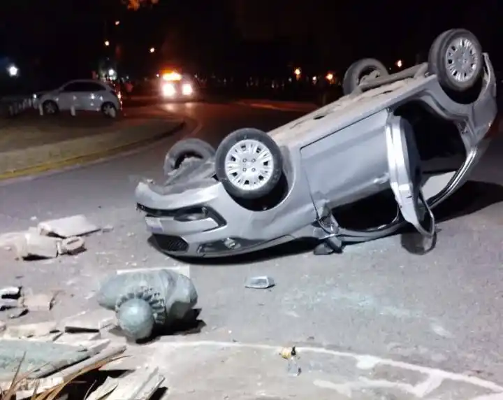 Los tres involucrados fueron derivados en ambulancias al Hospital Municipal. Foto: Marcelo Caggiano