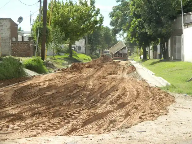 Continúan reparando calles en emergencia