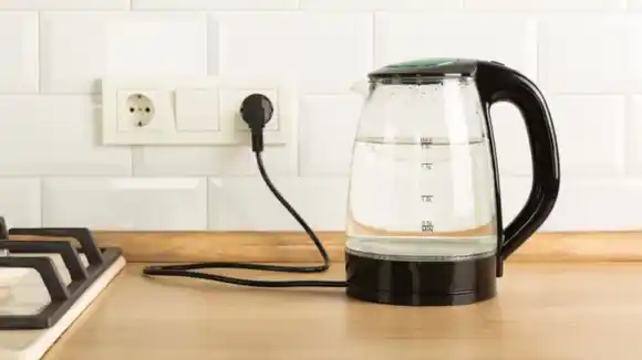El riesgo oculto de la pava eléctrica: por qué no conviene dejarla enchufada todo el día