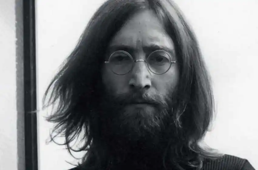 Subastan el disco que John Lennon le autografió a su asesino horas antes de morir