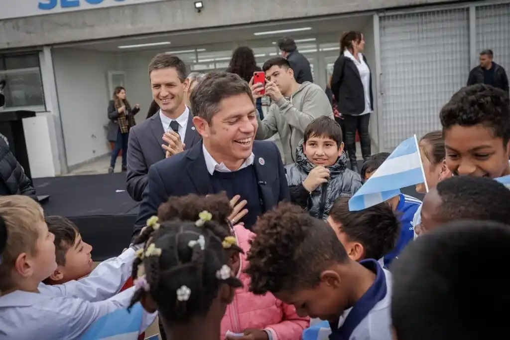 Axel Kicillof recorre el conurbano y el interior para apuntalar la campaña