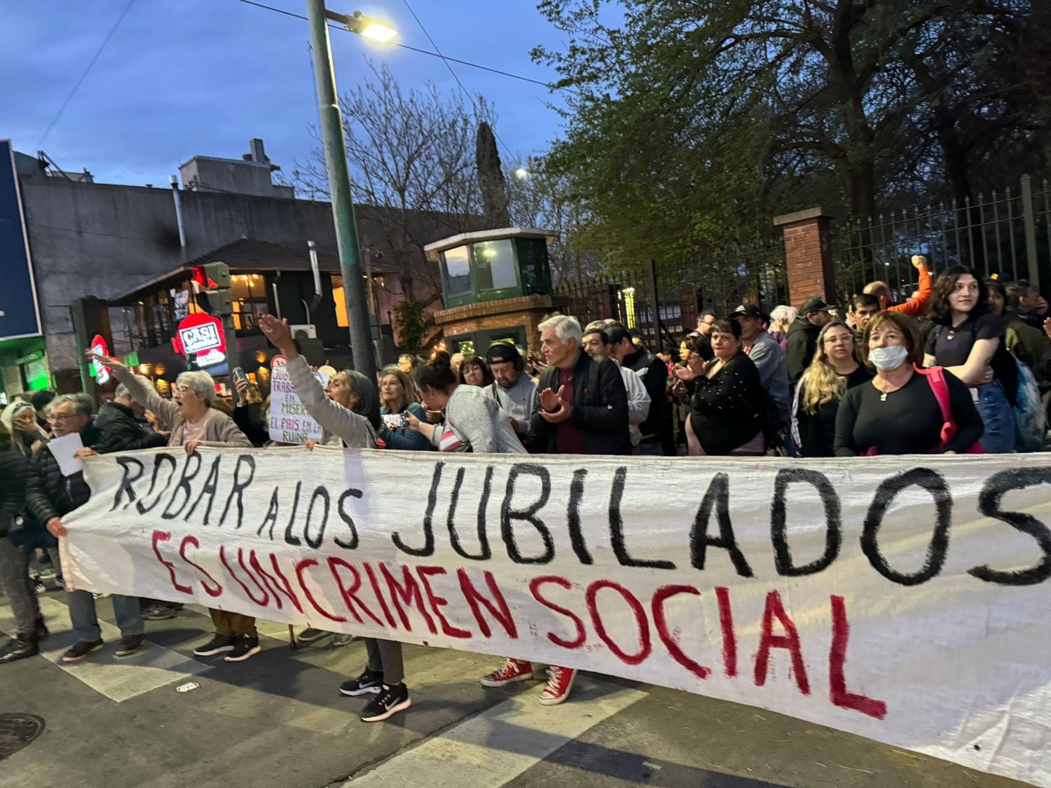 Así fue el cacerolazo de jubilados en Olivos contra el asado de Milei y los diputados "héroes" que apoyaron el veto