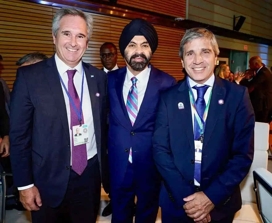 Ajay Banga, presidente del Banco Mundial, junto al ministro de Economía, Luis Caputo, y el canciller Pablo Quirno.