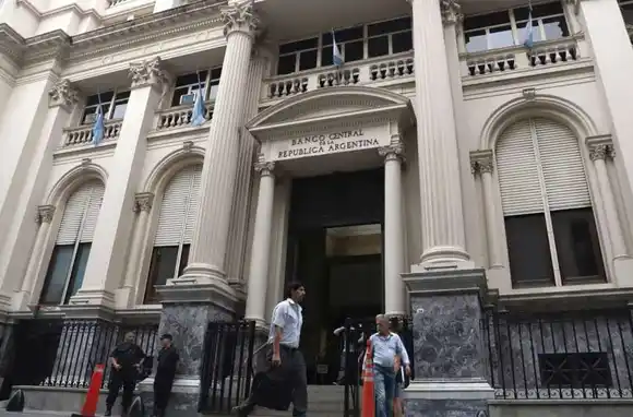 Tras la devaluación por las PASO 2023, el Banco Central subió la tasa de plazo fijos