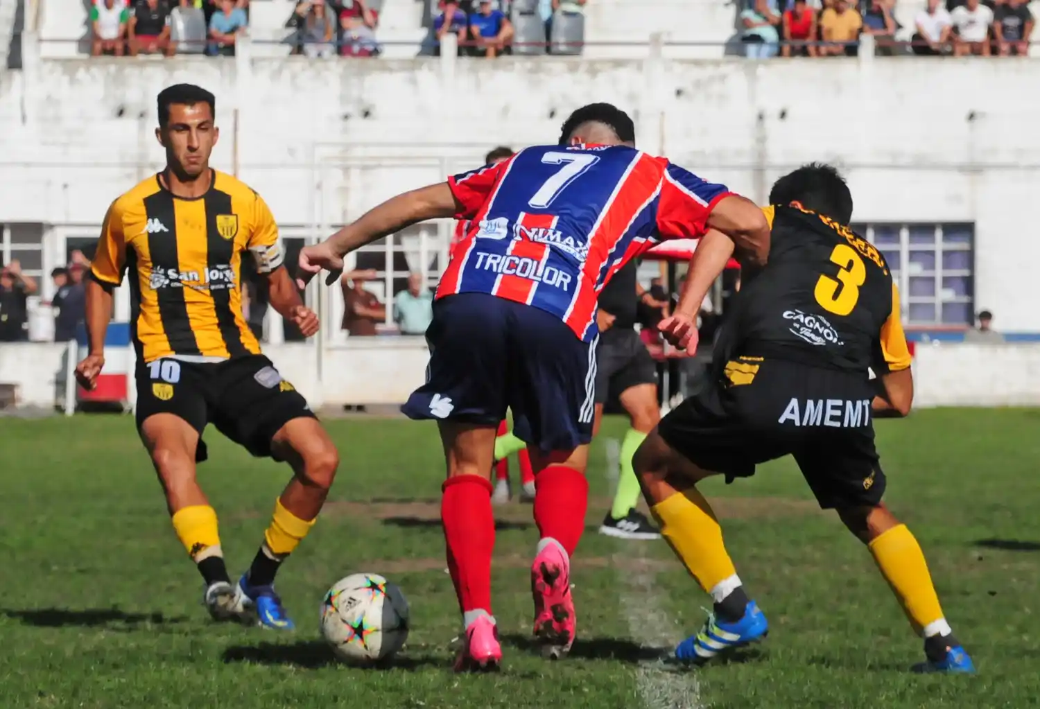 En la vuelta del torneo, los líderes juegan como locales