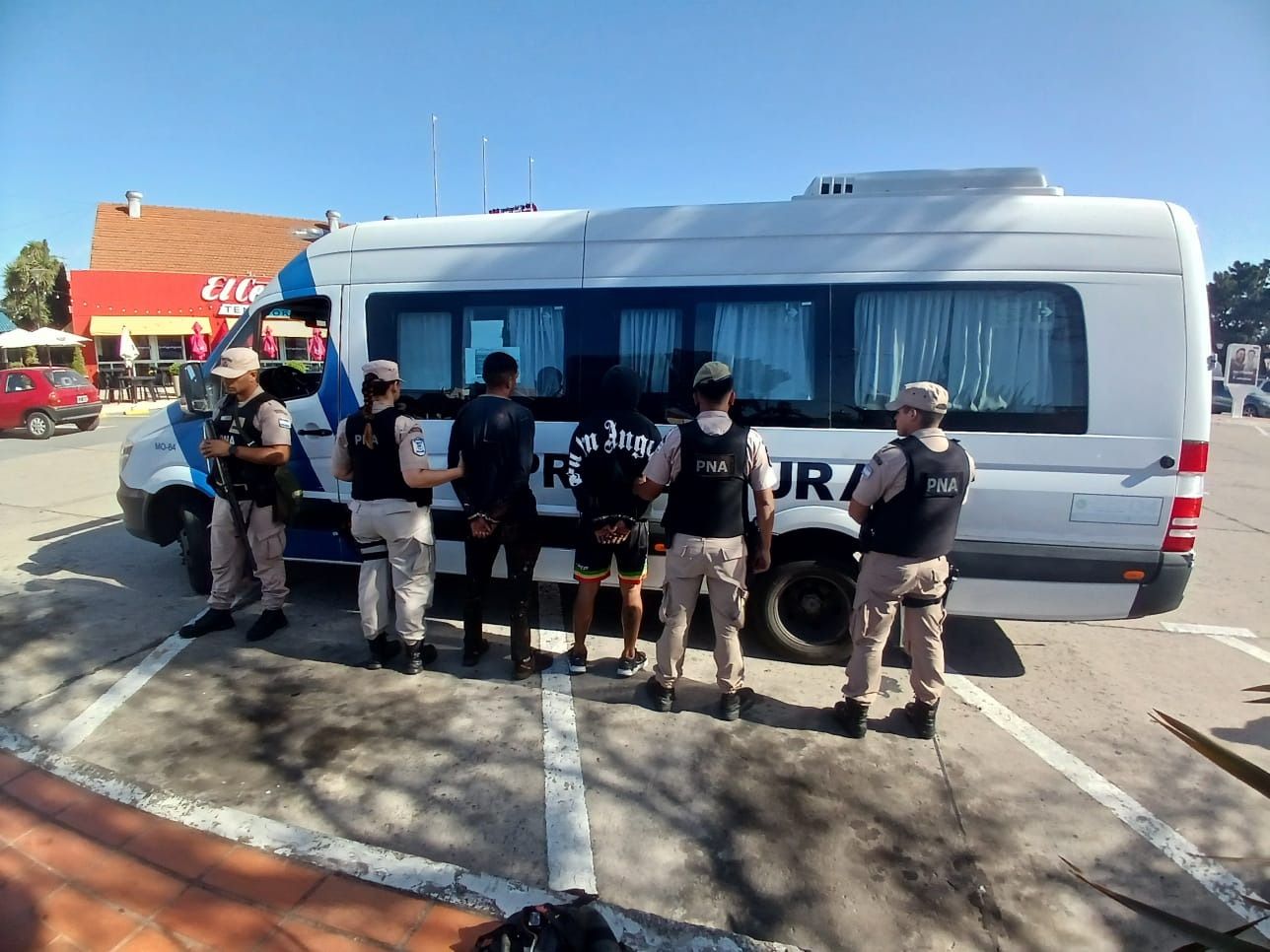 Durante los operativos, se controlaron 64 personas, 17 vehículos y 47 motocicletas, de las cuales 19 fueron retenidas por faltantes de documentación.