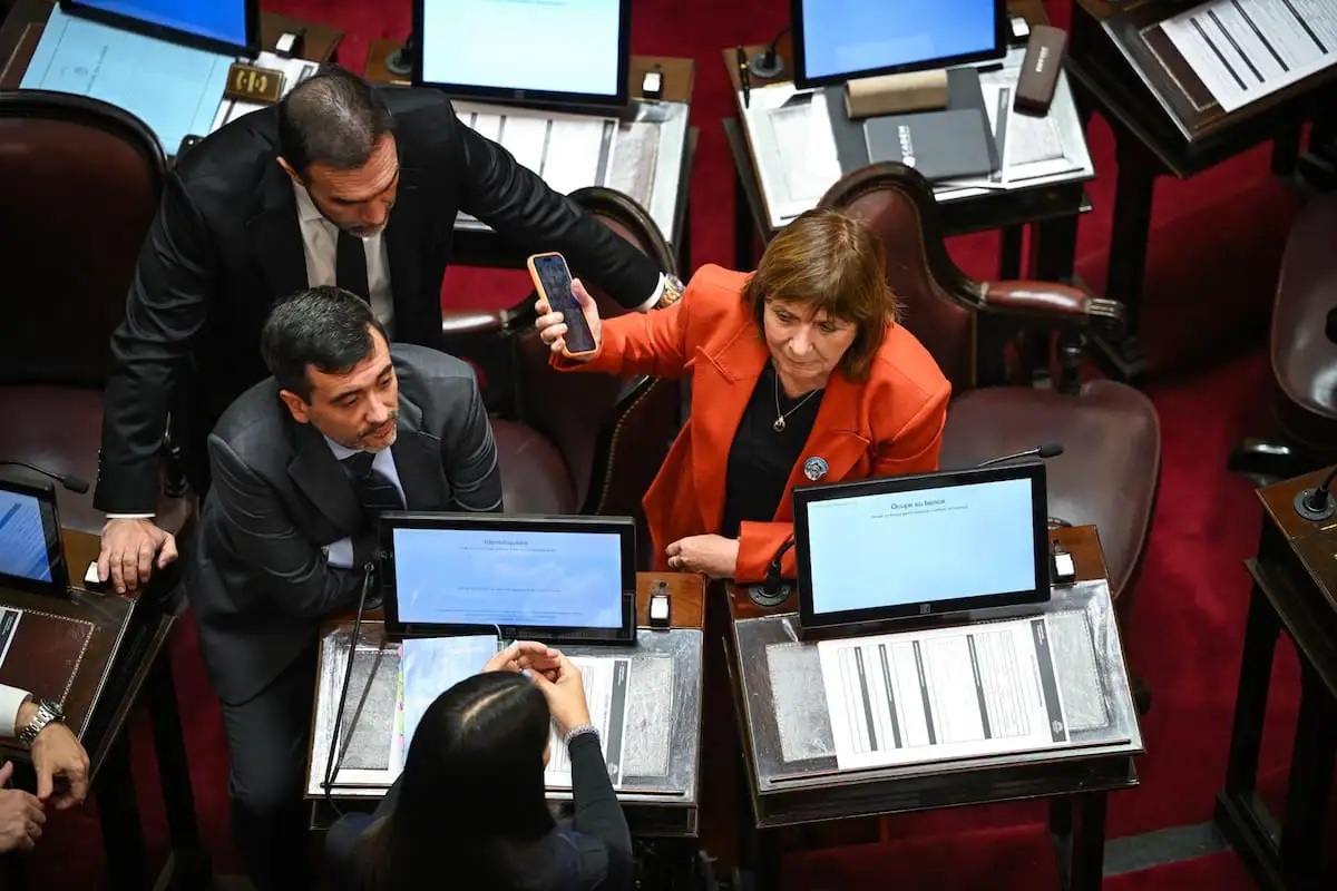 El Ministerio de Economía informó de los cambios en el acuerdo apenas unos minutos antes de la hora a la que estaba convocada la sesión.
