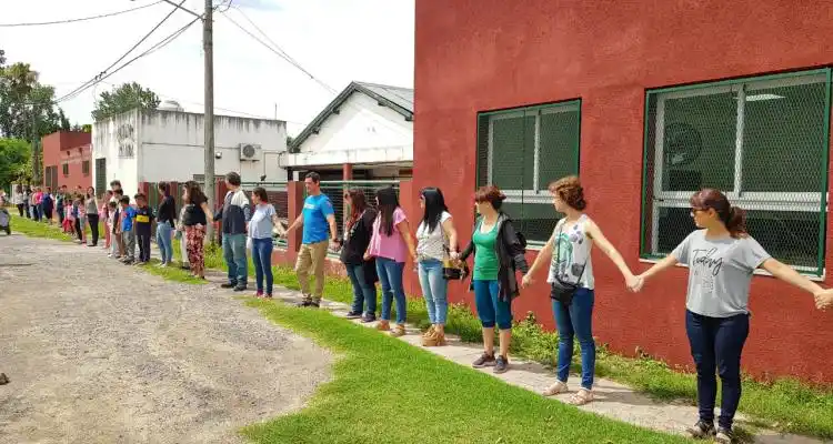 La Escuela 10, castigada por hechos delictivos, recibió un abrazo simbólico