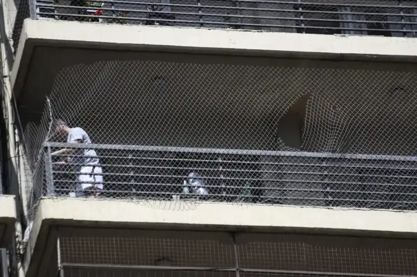 Video: rescataron a un niño que podía caerse del balcón de un edificio en Pellegrini y Corrientes