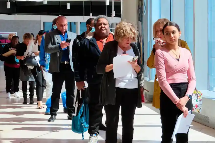 Una fila de personas en una feria de empleo en Atlantic City, Nueva Jersey. (AP foto/Wayne Parry)