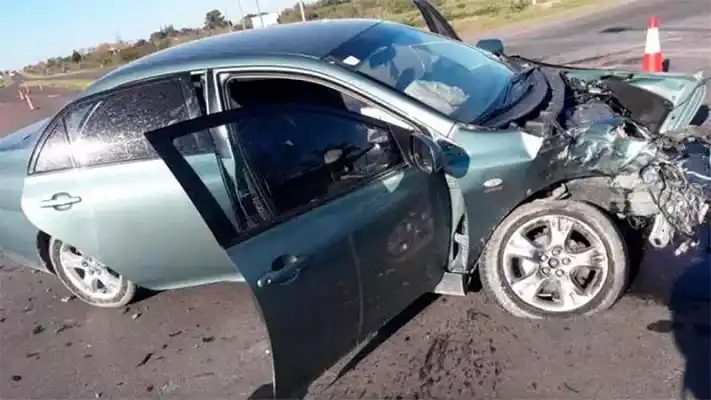 Manejaba alcoholizada, no paró en un control y chocó contra un camión