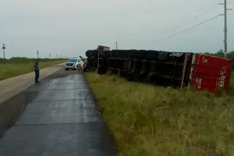 Volcó un camión brasileño en Entre Ríos: los motivos del duro accidente