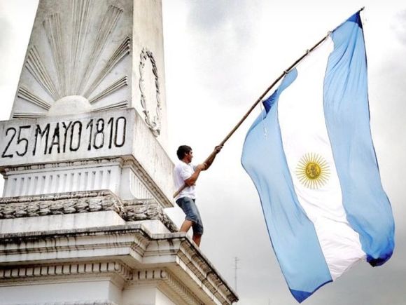 25 de Mayo: “Como cristianos agradecemos a Dios el don de la Patria”