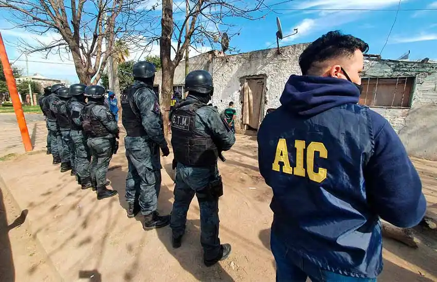 La policía detuvo a dos hombres que vendían droga en barrio Puerto Norte: secuestraron varios tipos de estupefacientes