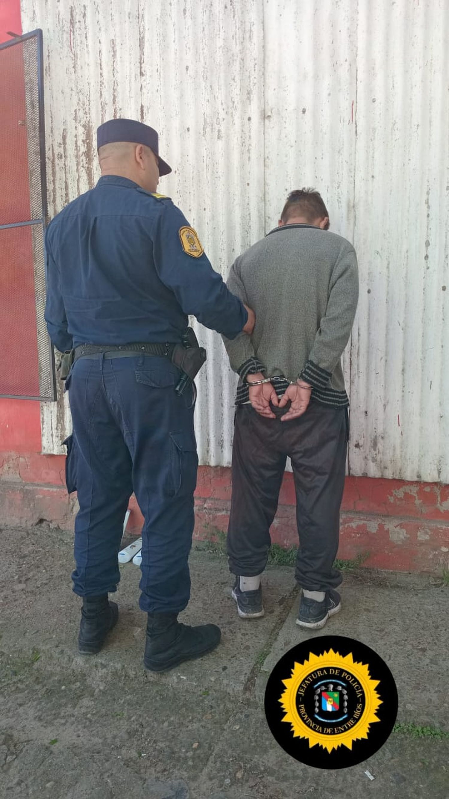 Un hombre quiso salir del supermercado con la mercadería escondida en su ropa pero lo atraparon