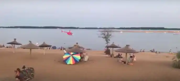 Un helicóptero sobrevoló peligrosamente una playa entrerriana