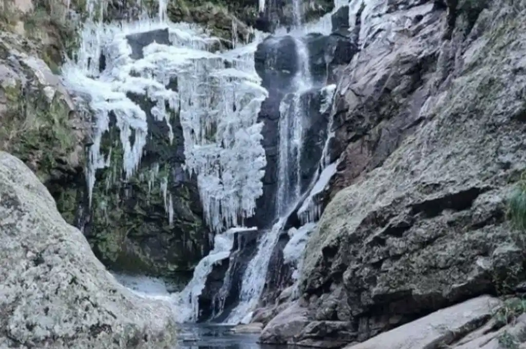 Cascadas de Córdoba se congelaron por las bajas temperaturas