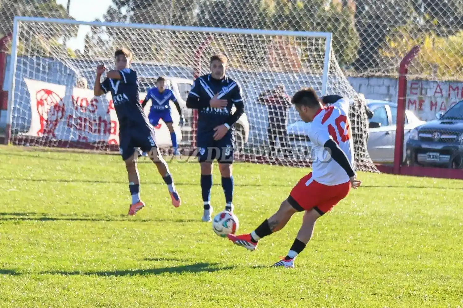 Agustín Paradisi ejecuta un tiro libre que terminará en el segundo gol de Ciclista  (FOTO: GENTILEZA OMAR ALVAREZ)