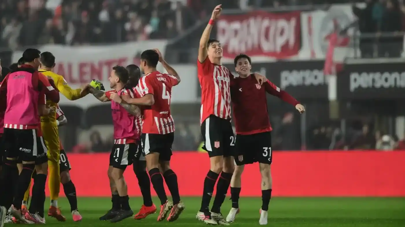 Festejan los jugadores de Estudiantes