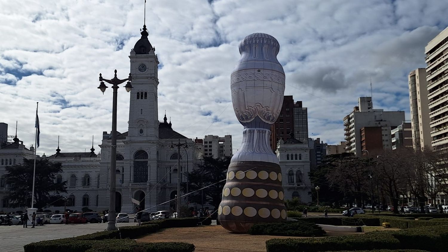 El inflable de 25 metros y el palacio municipal de fondo.