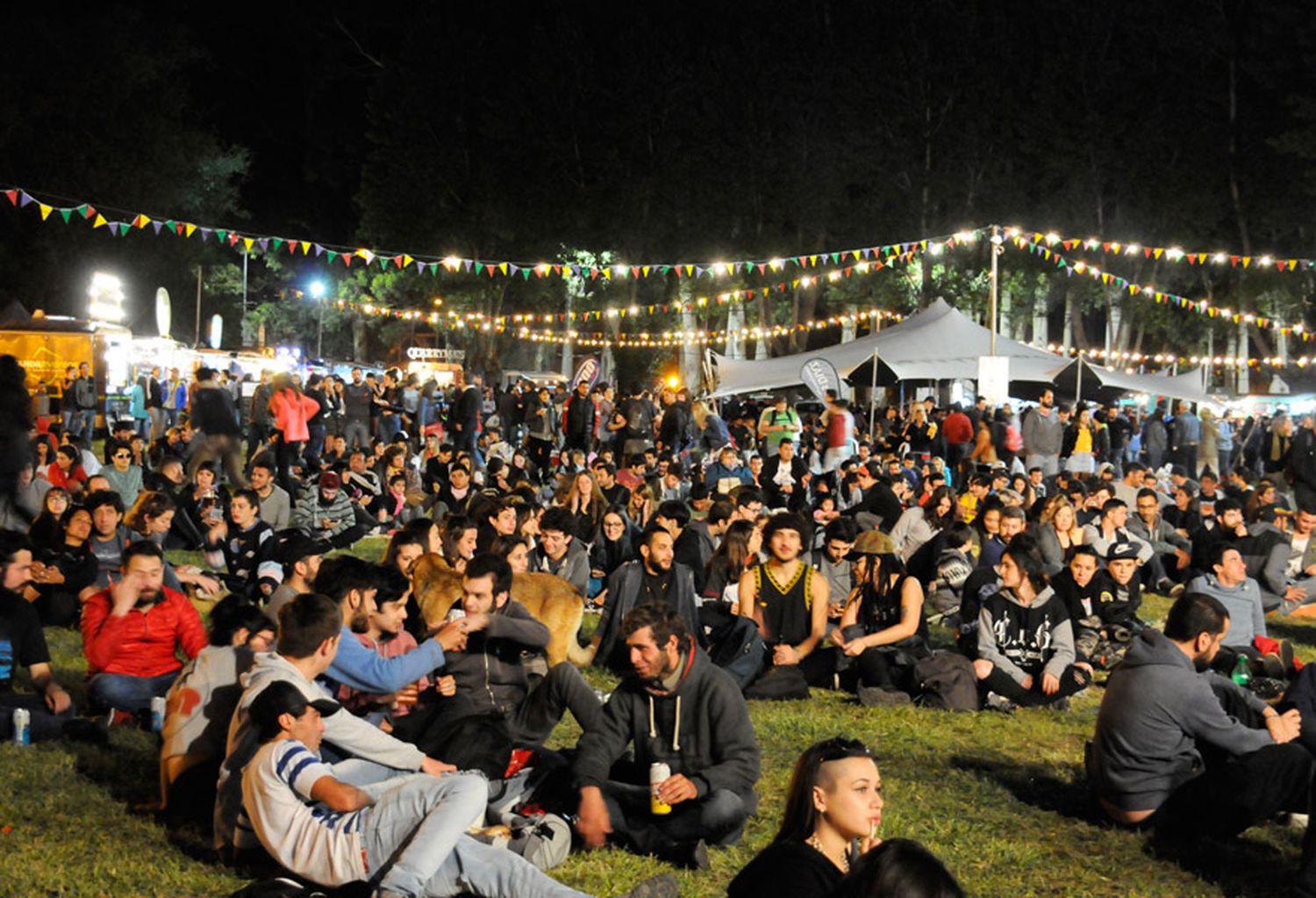 El Roca Rock y la gastronomía convocaron a las familias en el Paseo de los Españoles