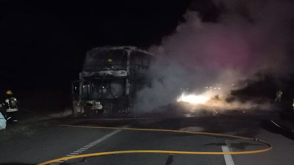 Se incendió un micro de pasajeros en ruta 9
