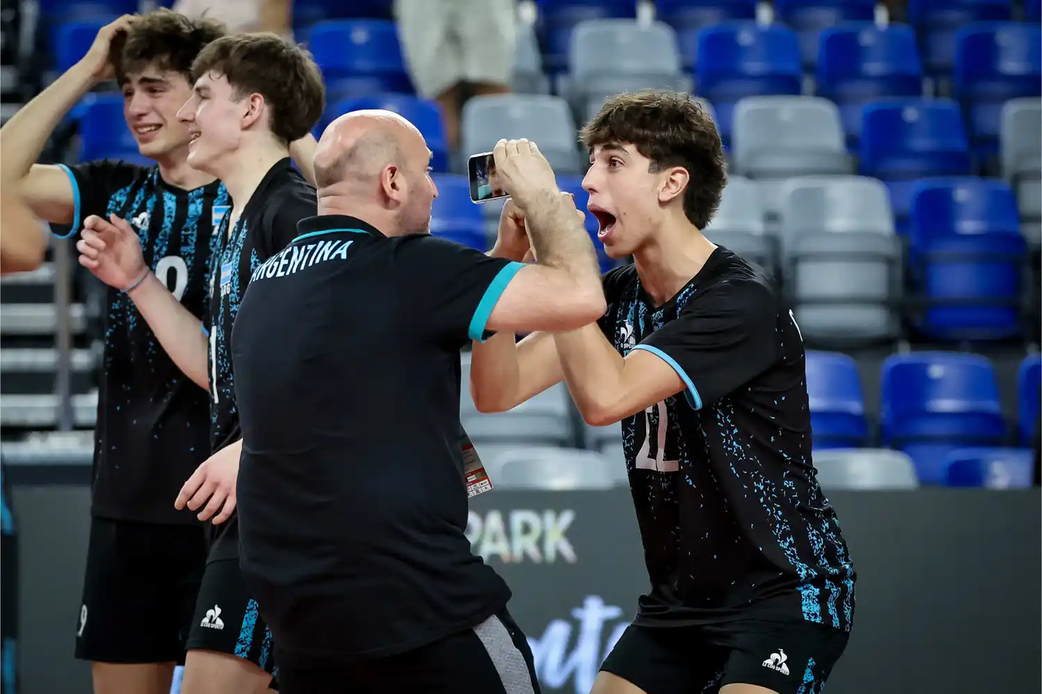 Argentina en el podio donde fue subcampeón del mundo con Brais del Coto (camiseta 22)