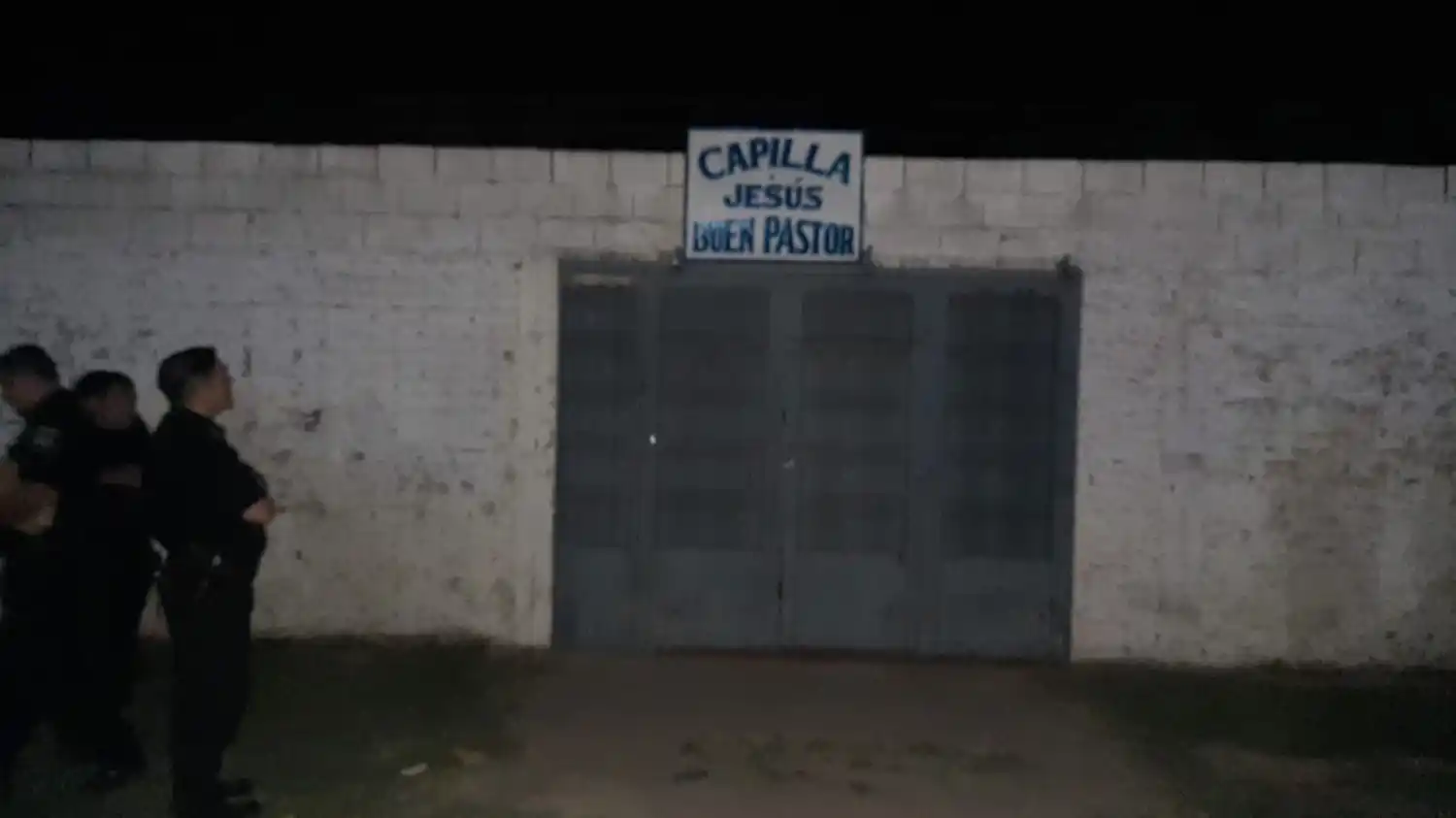 Personal policial trabaja en la escena del suceso.