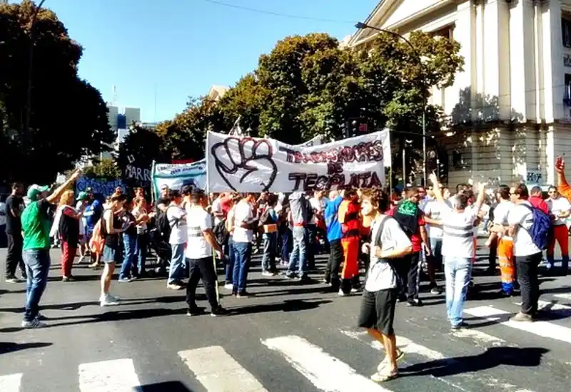Operarios despedidos de TecPlata marcharon al Ministerio de Trabajo