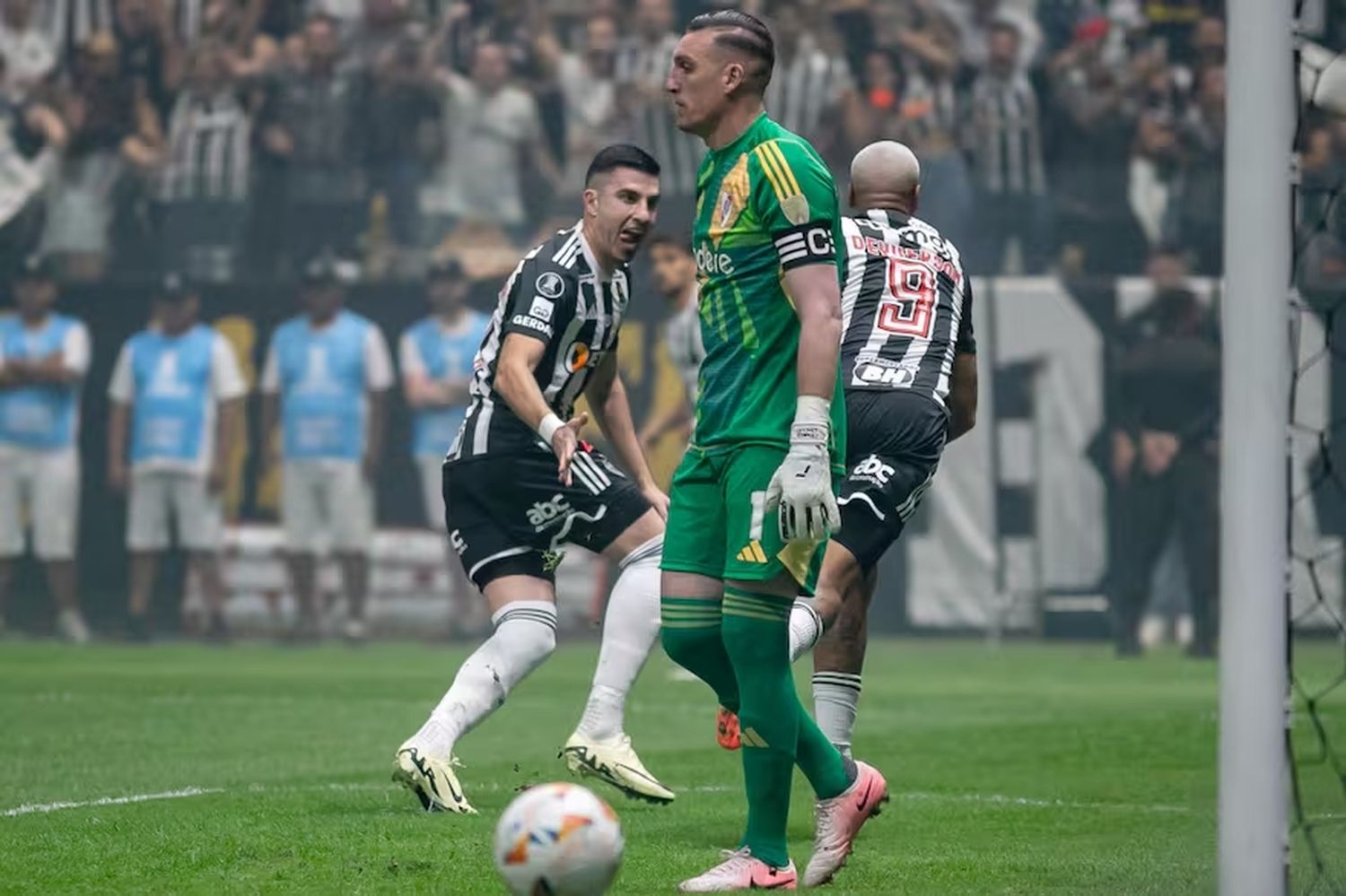 Atlético Mineiro goleó al River de Gallardo en la ida de las semifinales