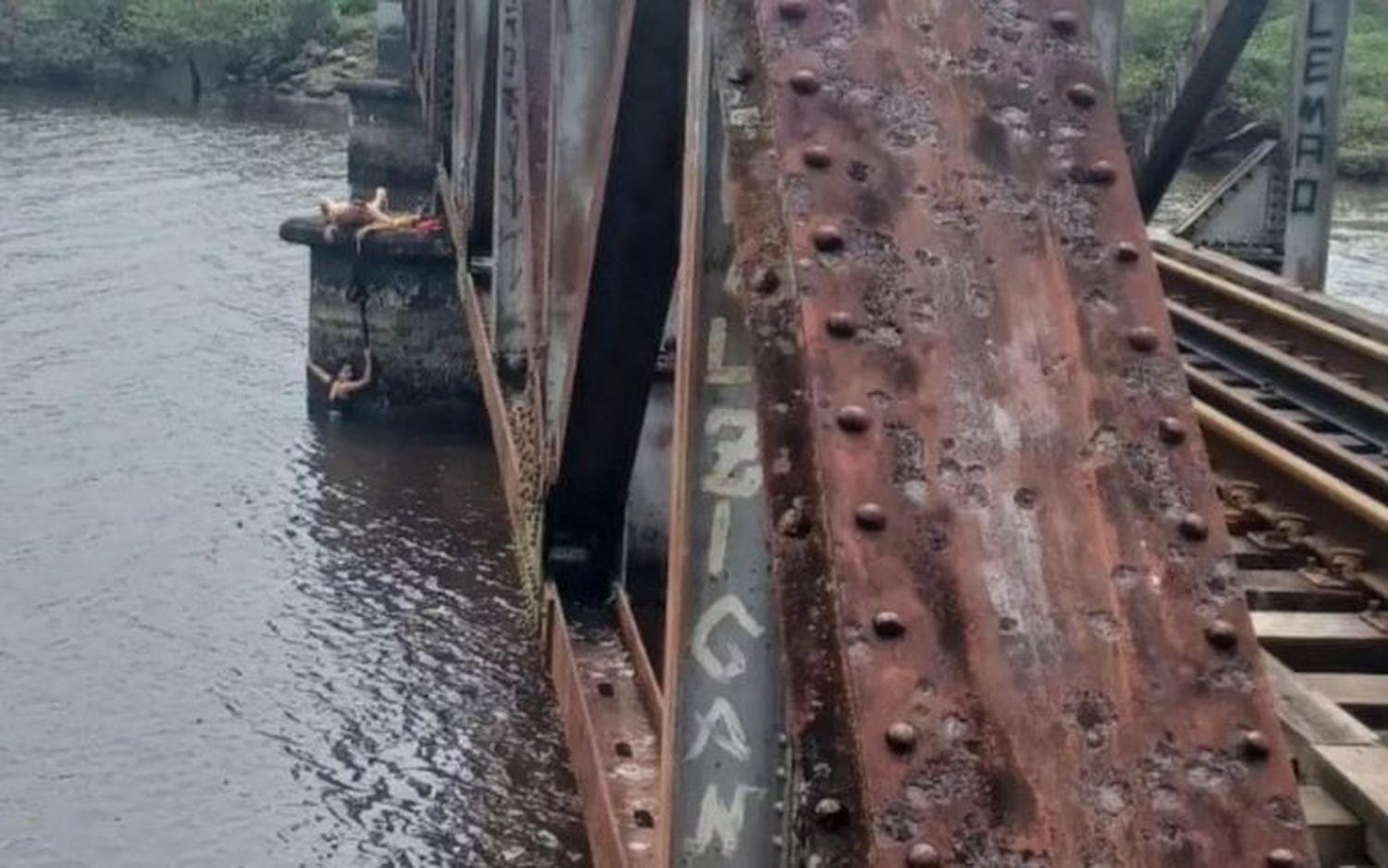 Increíble: una mujer cayó de un puente y se salvó tras aferrarse al zapato de su esposo durante dos horas