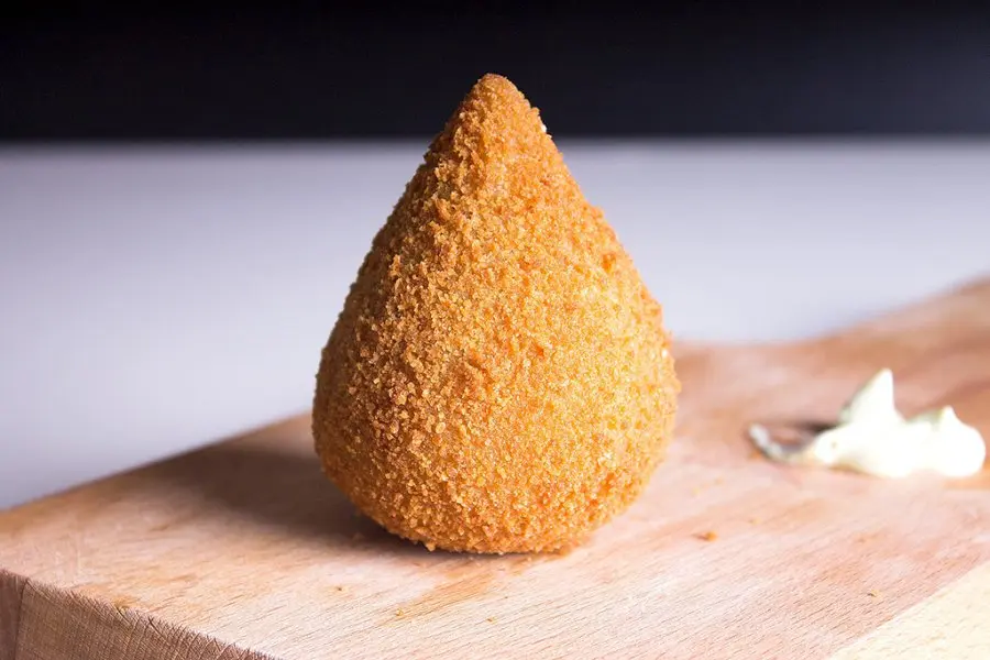VIDEO: ¡Le explotó en la cara una croqueta de pollo!