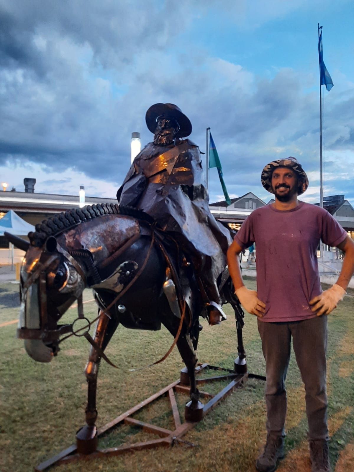 Alan Arias presenta una escultura en homenaje al resero en La Estación