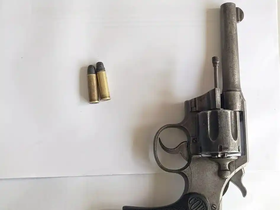El arma. Secuestrada y que quedó a disposición de la Justicia de Necochea