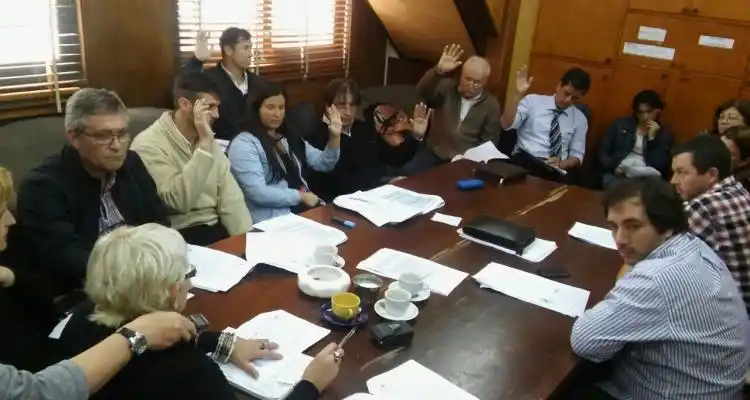 Con la negativa de la oposición, aprobaron el contrato con Axel para el show del domingo