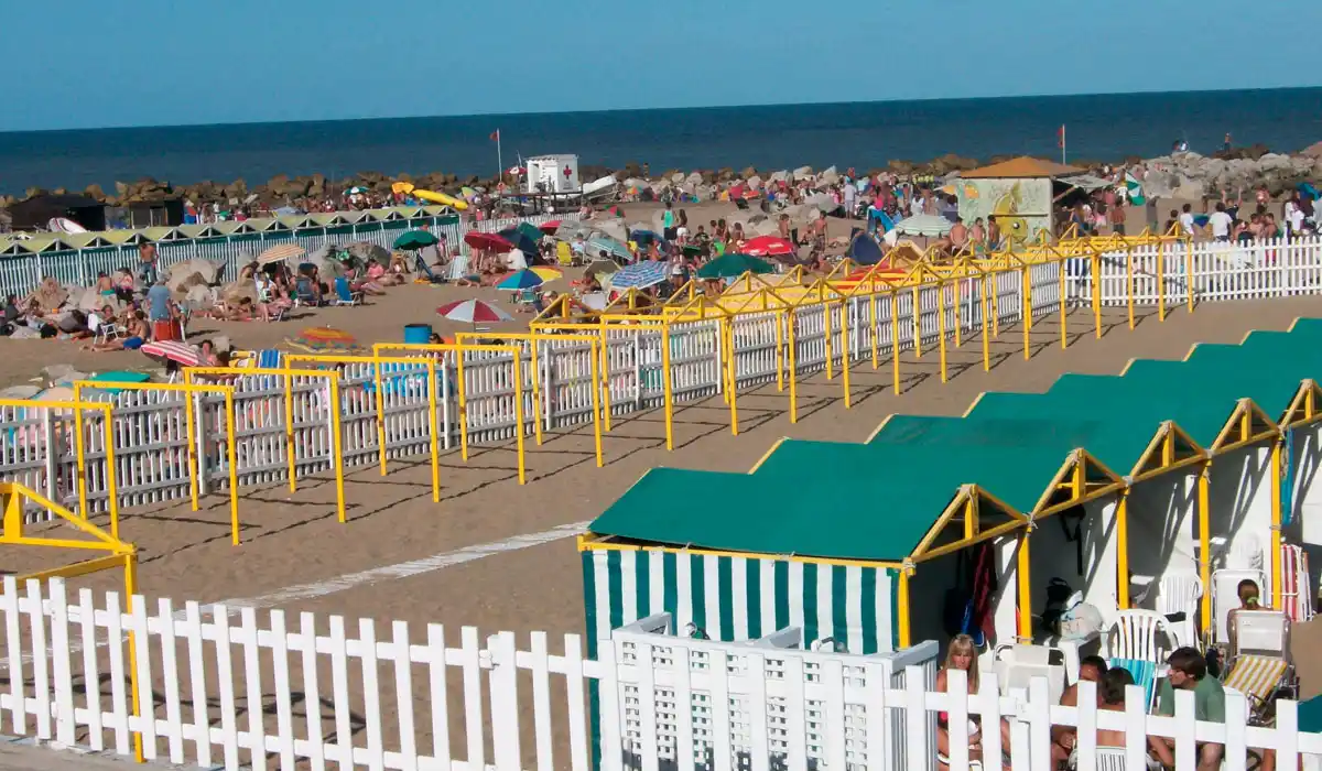 "Ahora verano": Programa de descuentos en la Costa Atlántica para alquiler de carpas y sombrillas