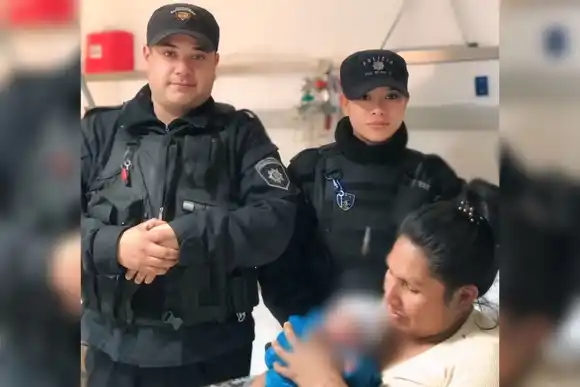 Policías asistieron a una madre que había entrado en trabajo de parto en zona oeste