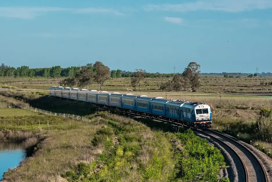 El tren de pasajeros, una opción económica para viajar de vacaciones. – Trenes Argentinos –