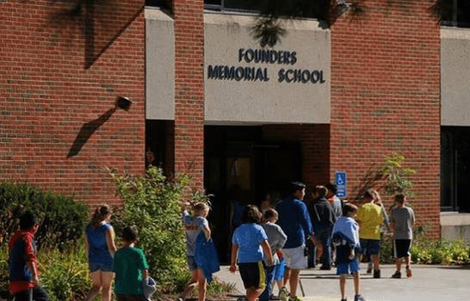 Juez suspende decreto de Trump para eliminar el Departamento de Educación de EE.UU.