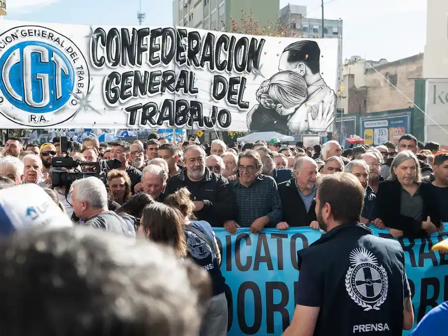 La CGT marchó a Plaza de Mayo en contra de la reforma laboral y amenazó con un paro nacional si se aprueba el proyecto