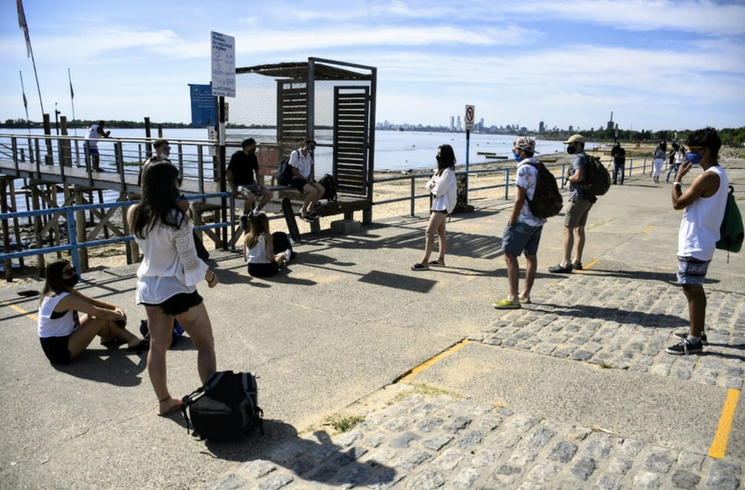 Tras un fin de semana de desmadre, arrancan los controles en la costa: qué se puede hacer y qué no