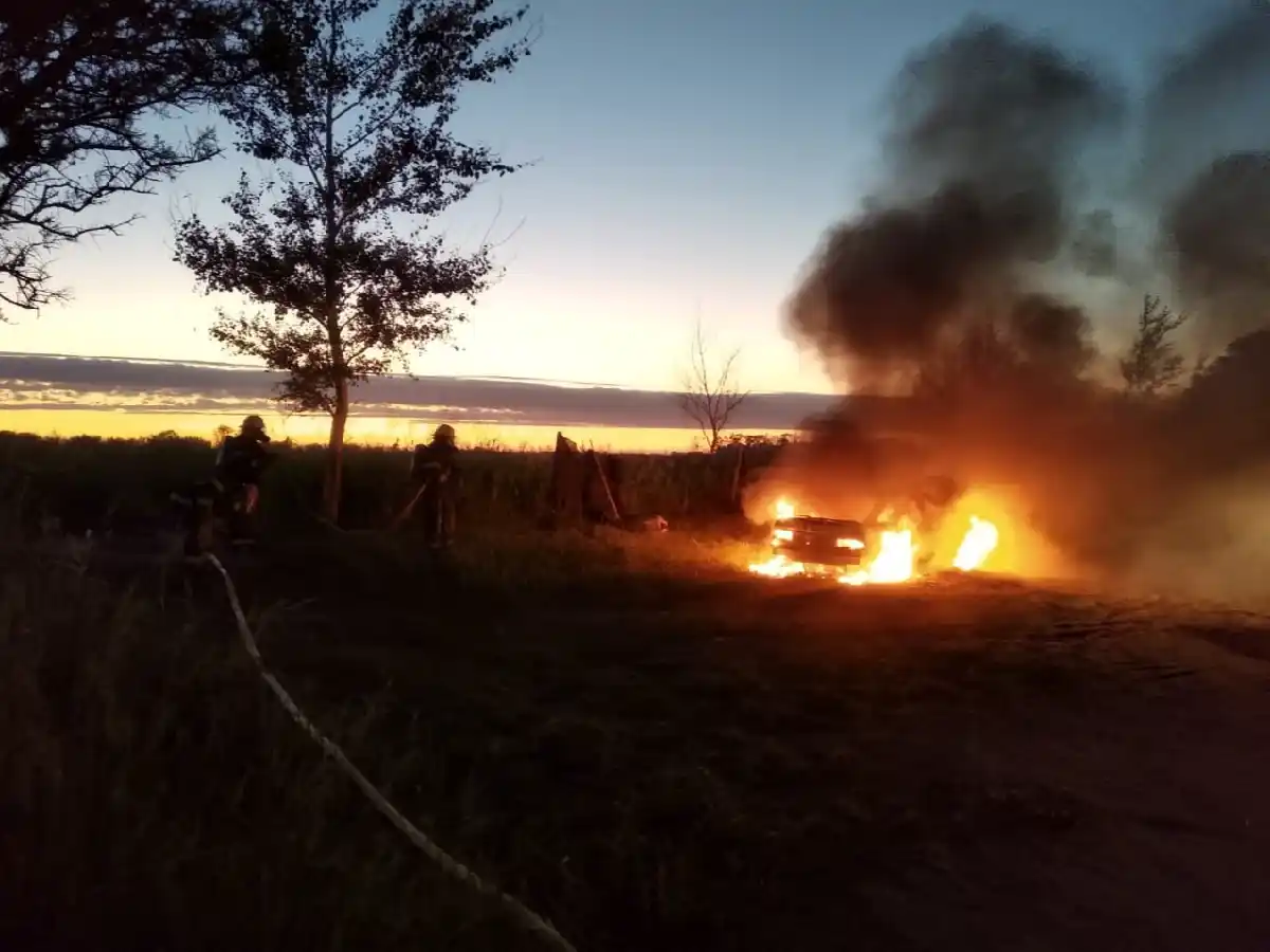 Un auto se incendió en la ex ruta 1