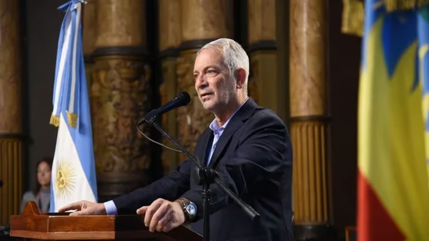 Julio Alak pidió un permiso para vender los autos oficiales de La Plata y comprar más patrullas