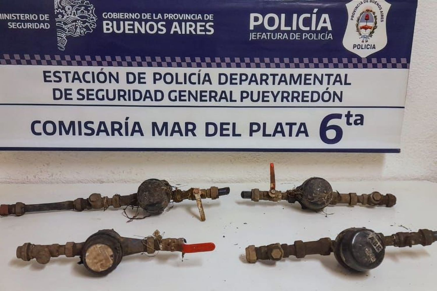 Tenía antecedentes y lo detienen robando medidores de agua