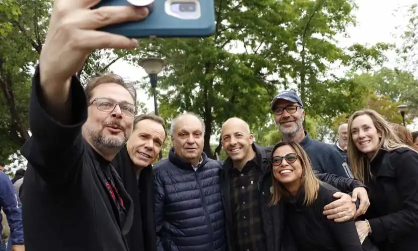 Momento de selfie. Lombardi también posó para las fotos. 