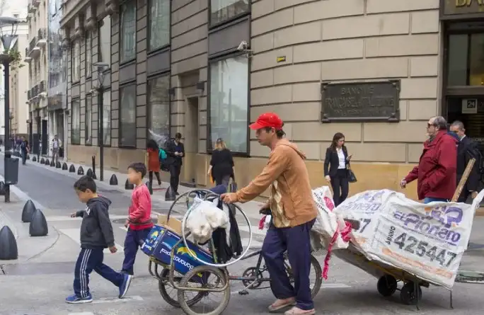 Casi cuatro de cada diez chicos no pueden comprarse ropa.