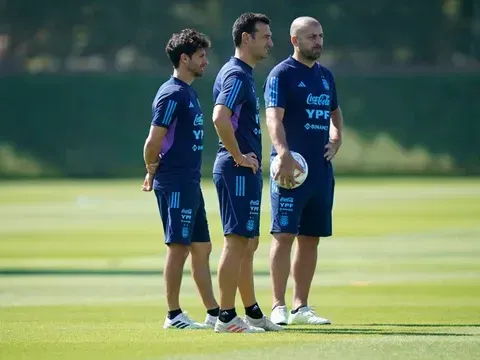 Scaloni junto a sus asistentes Aimar y Samuel. Foto:AFA