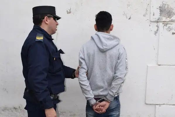 Le robó la campera a una joven de 14 años en Montevideo y Doello Jorado